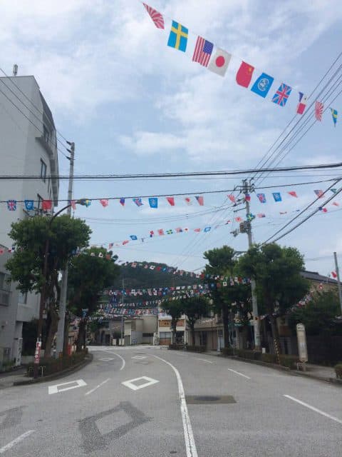 梅ノ辻競演場に万国旗