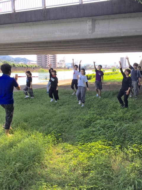 なぜか橋の下で・・・